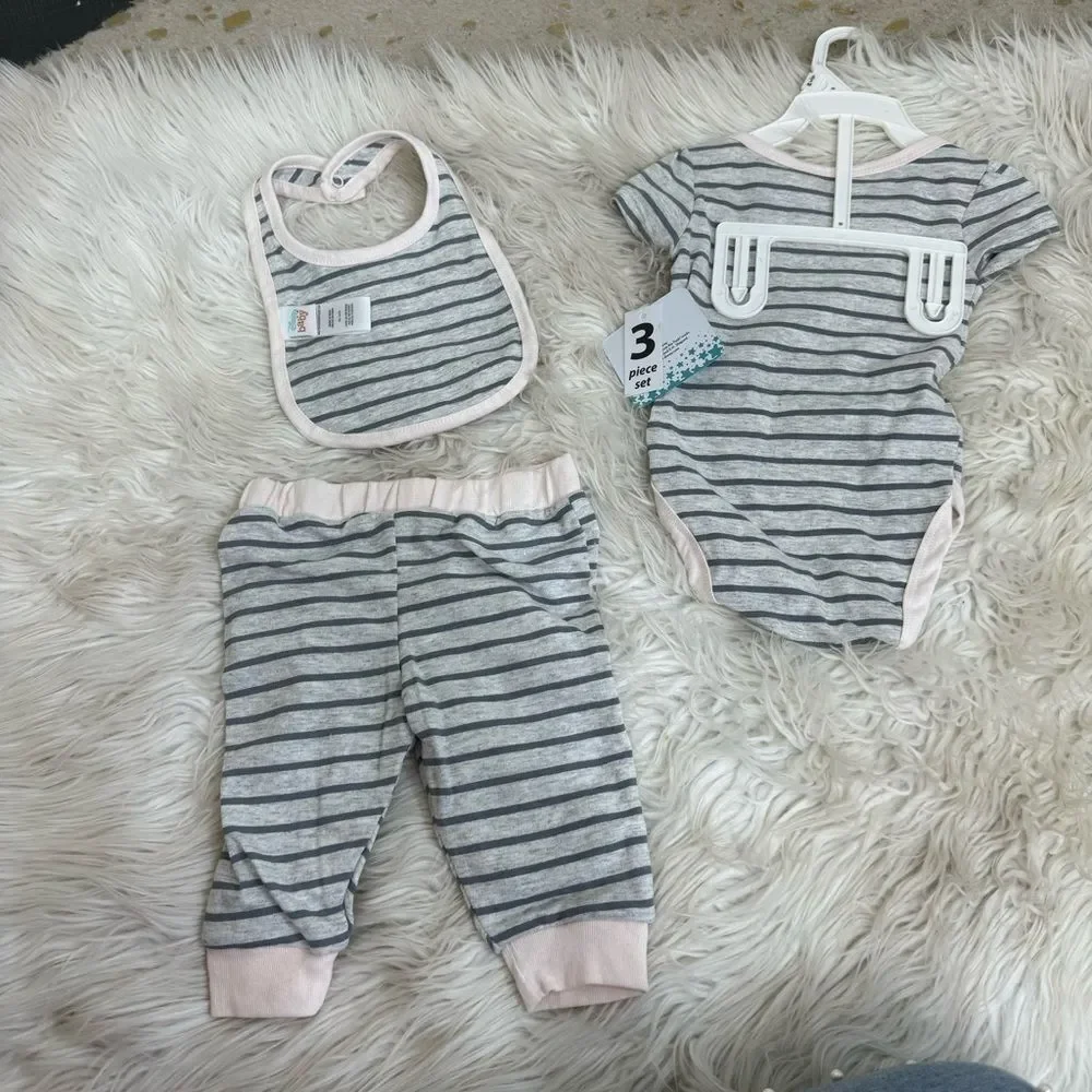 Disney Winnie the Pooh Girls’ Bodysuit, Jogger and Bib Set for Newborn – Grey